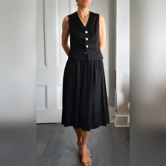 Neiman Marcus Dresses & Skirts - Neiman Marcus SILK thick textured skirt.. Black and Pleated..  Size 4.